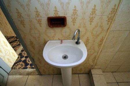 Banheiro de apartamento para alugar com 1 quarto, 36m² em Cordovil, Rio de Janeiro