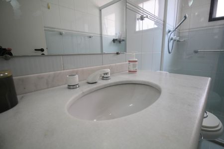 Apartamento à venda com 144m², 3 quartos e 3 vagas Apartamento à venda com 144m², 3 quartos e 3 vagasBanheiro da Suíte 2