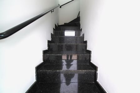 Escada de casa de condomínio para alugar com 2 quartos, 63m² em Parada Xv de Novembro, São Paulo