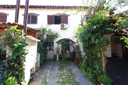 Casa de condomínio à venda com 100m², 2 quartos e 2 vagas Casa de condomínio à venda com 100m², 2 quartos e 2 vagasfachada /garagem
