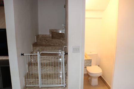 Escada de casa de condomínio para alugar com 2 quartos, 75m² em Bairro Jardim Nossa Senhora das Graças, Cotia
