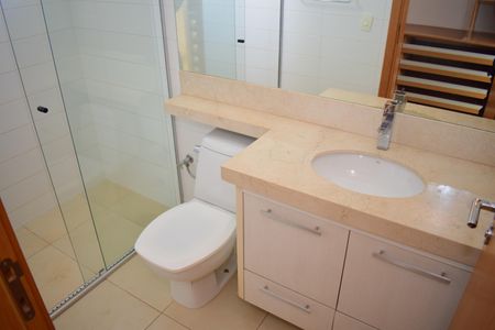 Casa de condomínio para alugar com 260m², 3 quartos e 4 vagasBanheiro da Suíte 1