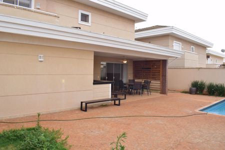 Casa de condomínio para alugar com 260m², 3 quartos e 4 vagasQuintal