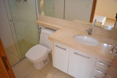 Casa de condomínio para alugar com 260m², 3 quartos e 4 vagasBanheiro da Suíte 2