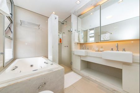 Apartamento à venda com 225m², 3 quartos e 3 vagasBanheiro da Suíte 1