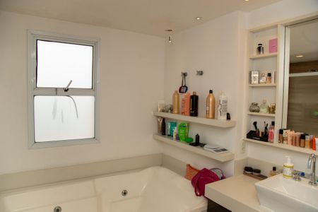 Apartamento à venda com 194m², 3 quartos e 4 vagas Apartamento à venda com 194m², 3 quartos e 4 vagasBanheiro da Suíte 1