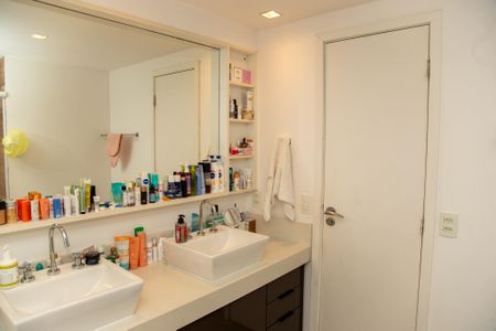 Apartamento à venda com 194m², 3 quartos e 4 vagas Apartamento à venda com 194m², 3 quartos e 4 vagasBanheiro da Suíte 1