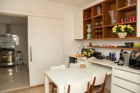 Apartamento à venda com 194m², 3 quartos e 4 vagas Apartamento à venda com 194m², 3 quartos e 4 vagasCopa