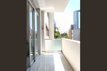Apartamento à venda com 140m², 3 quartos e 1 vaga Apartamento à venda com 140m², 3 quartos e 1 vagaVaranda