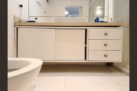 Apartamento à venda com 140m², 3 quartos e 1 vaga Apartamento à venda com 140m², 3 quartos e 1 vagaBanheiro da Suíte