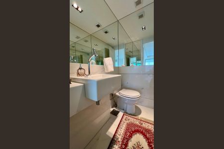 Apartamento à venda com 288m², 4 quartos e 6 vagas Apartamento à venda com 288m², 4 quartos e 6 vagasBanheiro da Suíte