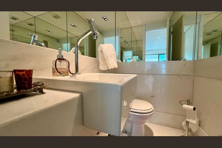 Apartamento à venda com 288m², 4 quartos e 6 vagas Apartamento à venda com 288m², 4 quartos e 6 vagasBanheiro da Suíte