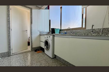 Apartamento à venda com 288m², 4 quartos e 6 vagas Apartamento à venda com 288m², 4 quartos e 6 vagasÁrea de Serviço