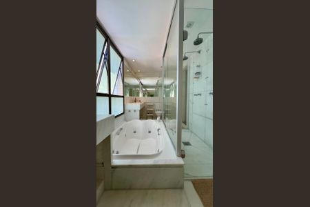 Apartamento à venda com 288m², 4 quartos e 6 vagas Apartamento à venda com 288m², 4 quartos e 6 vagasBanheiro da Suíte