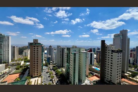 Apartamento à venda com 288m², 4 quartos e 6 vagas Apartamento à venda com 288m², 4 quartos e 6 vagasVista Varanda da Sala 2