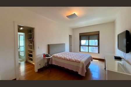 Apartamento à venda com 288m², 4 quartos e 6 vagas Apartamento à venda com 288m², 4 quartos e 6 vagasSuíte