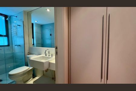 Apartamento à venda com 288m², 4 quartos e 6 vagas Apartamento à venda com 288m², 4 quartos e 6 vagasBanheiro Social