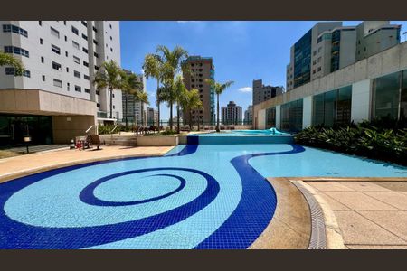 Apartamento à venda com 288m², 4 quartos e 6 vagas Apartamento à venda com 288m², 4 quartos e 6 vagasÁrea comum - Piscina