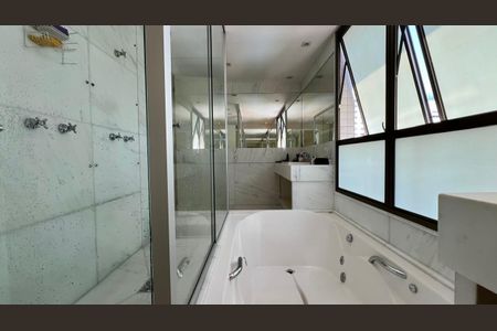 Apartamento à venda com 288m², 4 quartos e 6 vagas Apartamento à venda com 288m², 4 quartos e 6 vagasBanheiro da Suíte