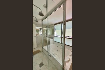 Apartamento à venda com 288m², 4 quartos e 6 vagas Apartamento à venda com 288m², 4 quartos e 6 vagasBanheiro da Suíte