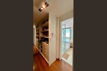 Apartamento à venda com 288m², 4 quartos e 6 vagas Apartamento à venda com 288m², 4 quartos e 6 vagasCloset da Suíte