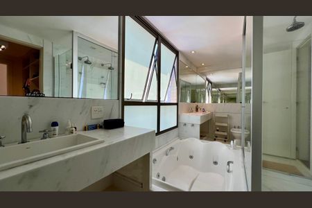 Apartamento à venda com 288m², 4 quartos e 6 vagas Apartamento à venda com 288m², 4 quartos e 6 vagasBanheiro da Suíte
