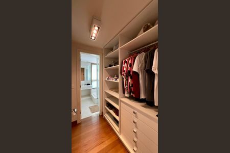 Apartamento à venda com 288m², 4 quartos e 6 vagas Apartamento à venda com 288m², 4 quartos e 6 vagasCloset da Suíte