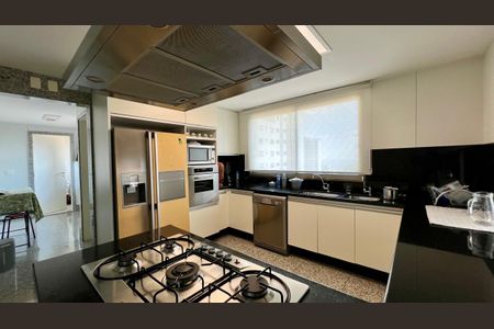 Apartamento à venda com 288m², 4 quartos e 6 vagas Apartamento à venda com 288m², 4 quartos e 6 vagasCozinha