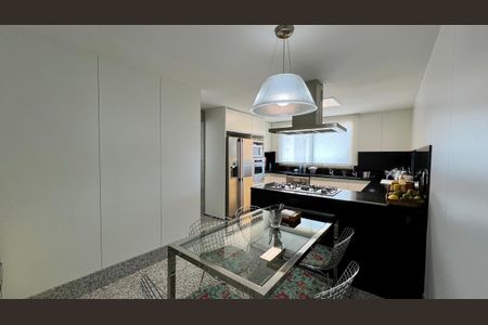 Apartamento à venda com 288m², 4 quartos e 6 vagas Apartamento à venda com 288m², 4 quartos e 6 vagasCozinha