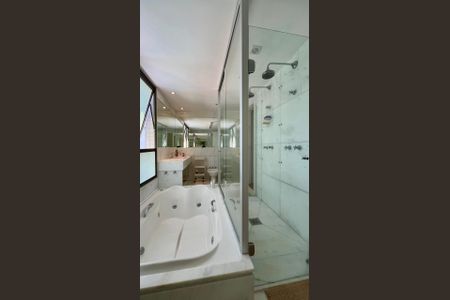 Apartamento à venda com 288m², 4 quartos e 6 vagas Apartamento à venda com 288m², 4 quartos e 6 vagasBanheiro da Suíte