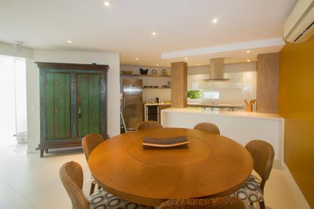 Apartamento à venda com 340m², 3 quartos e 4 vagas Apartamento à venda com 340m², 3 quartos e 4 vagasCopa