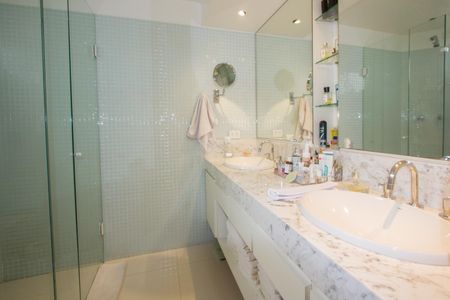 Apartamento à venda com 340m², 3 quartos e 4 vagas Apartamento à venda com 340m², 3 quartos e 4 vagasBanheiro da Suíte 1