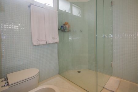 Apartamento à venda com 340m², 3 quartos e 4 vagas Apartamento à venda com 340m², 3 quartos e 4 vagasBanheiro da Suíte 1