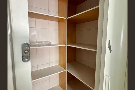 Apartamento à venda com 178m², 3 quartos e 3 vagas Apartamento à venda com 178m², 3 quartos e 3 vagasDespensa