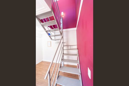 Apartamento à venda com 98m², 2 quartos e 1 vaga Apartamento à venda com 98m², 2 quartos e 1 vagaEscada