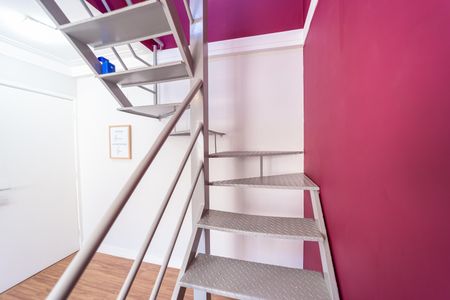 Apartamento à venda com 98m², 2 quartos e 1 vaga Apartamento à venda com 98m², 2 quartos e 1 vagaEscada