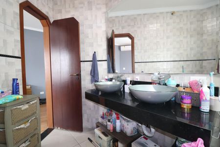 Casa à venda com 244m², 3 quartos e 2 vagasBanheiro da Suíte