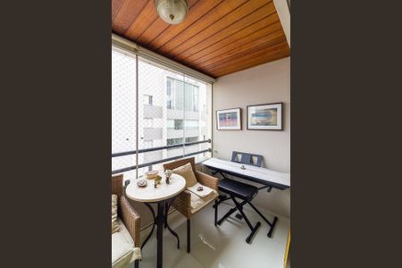 Apartamento à venda com 81m², 2 quartos e 2 vagasVaranda