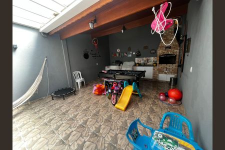 Casa à venda com 225m², 3 quartos e 2 vagas Casa à venda com 225m², 3 quartos e 2 vagasQuintal