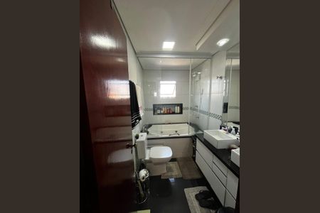 Casa à venda com 225m², 3 quartos e 2 vagas Casa à venda com 225m², 3 quartos e 2 vagasBanheiro da Suíte