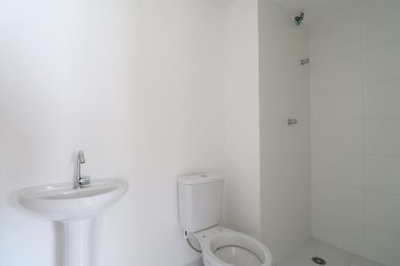 Banheiro de apartamento para alugar com 1 quarto, 26m² em Parque Industrial Tomas Edson, São Paulo