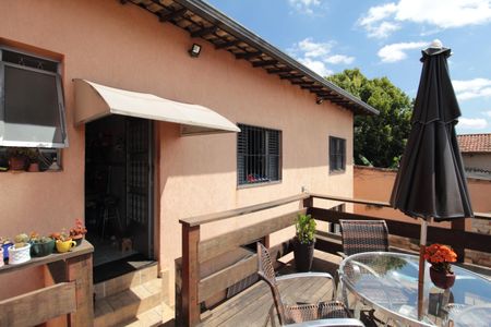 Casa à venda com 375m², 3 quartos e 3 vagasDeck