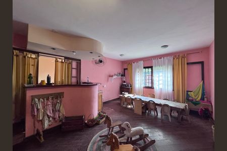 Casa à venda com 360m², 4 quartos e 3 vagas Casa à venda com 360m², 4 quartos e 3 vagasSala