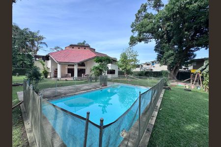 Casa à venda com 360m², 4 quartos e 3 vagas Casa à venda com 360m², 4 quartos e 3 vagasÁrea externa