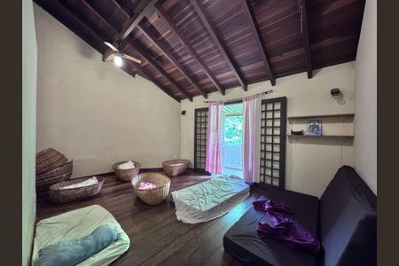 Casa à venda com 360m², 4 quartos e 3 vagas Casa à venda com 360m², 4 quartos e 3 vagasSuíte