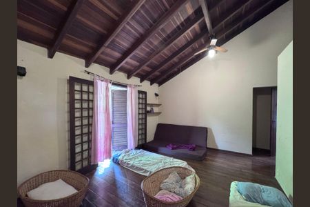 Casa à venda com 360m², 4 quartos e 3 vagas Casa à venda com 360m², 4 quartos e 3 vagasSuíte
