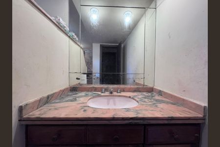 Casa à venda com 360m², 4 quartos e 3 vagas Casa à venda com 360m², 4 quartos e 3 vagasBanheiro Social