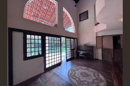 Casa à venda com 360m², 4 quartos e 3 vagas Casa à venda com 360m², 4 quartos e 3 vagasSala