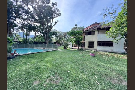 Casa à venda com 360m², 4 quartos e 3 vagas Casa à venda com 360m², 4 quartos e 3 vagasÁrea externa