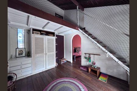 Casa à venda com 360m², 4 quartos e 3 vagas Casa à venda com 360m², 4 quartos e 3 vagasQuarto 2
